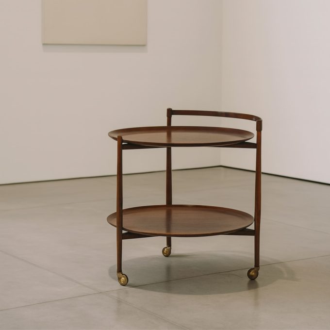 Carrello bar italiano in legno, anni ’60, design Mid-Century Modern, ambientato in galleria d’arte moderna.