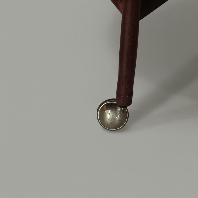 Dettaglio delle ruote in ottone del carrello bar italiano in legno, design anni ’60.