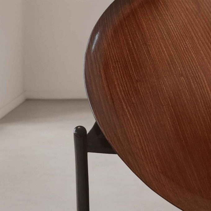 Dettaglio del piano in legno del carrello bar italiano anni ’60, con superficie liscia e venatura naturale.