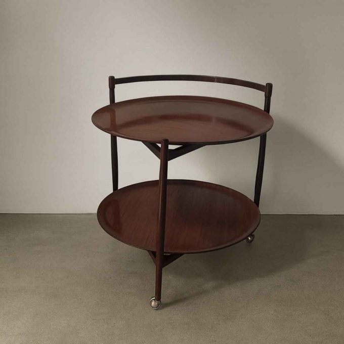 Carrello bar vintage italiano in legno, anni ’60, vista frontale su fondo neutro.