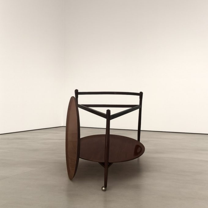 Carrello bar in legno, Italia anni ’60, con ripiani estraibile e ruote in ottone.