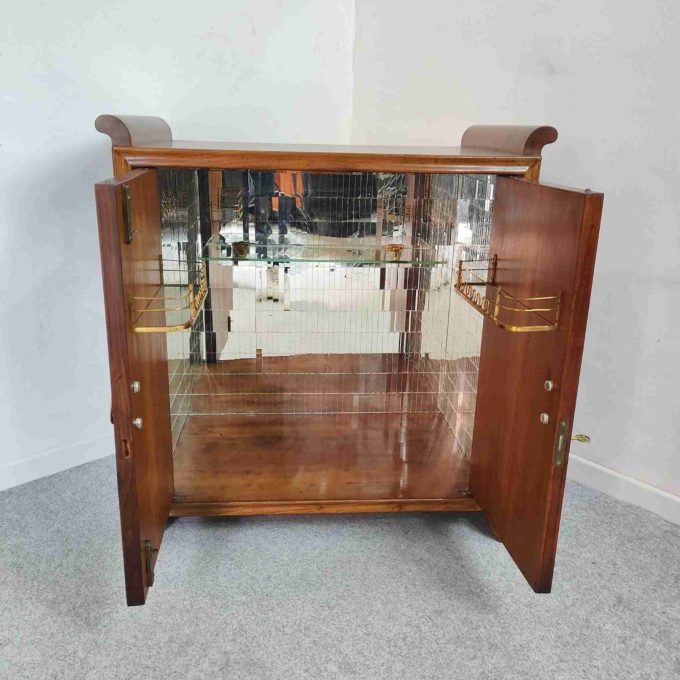 Dettaglio dell’interno a specchi del mobile bar Art Déco in radica, con mensola in vetro e riflessi