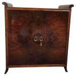 Mobile bar Art Déco in radica di noce, vista frontale, stile Gio Ponti, Italia anni ’40 sfondo bianco