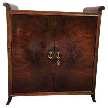 Mobile bar Art Déco in radica di noce, vista frontale, stile Gio Ponti, Italia anni ’40 sfondo bianco