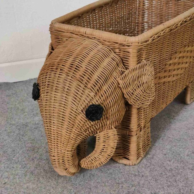 Dettaglio della proboscide intrecciata del porta riviste in rattan, Italia, anni ’70.