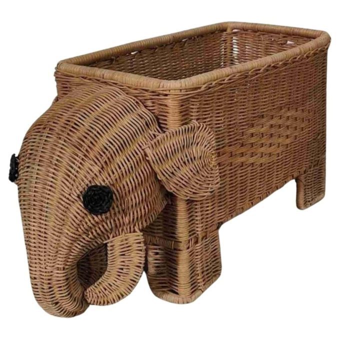 Porta riviste vintage italiano in rattan intrecciato a mano, a forma di elefante, vista frontale.