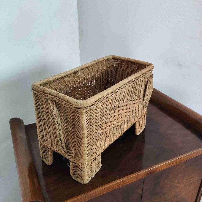 Porta riviste in rattan italiano anni ’70, vista laterale posteriore, struttura intrecciata a mano.