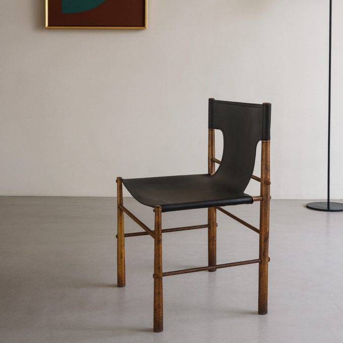 Sedia italiana in ottone e pelle, vista laterale, design vintage anni ’70.