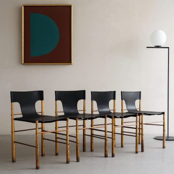 Set di quattro sedie italiane in ottone e pelle nera, anni ’70, nello stile di Frigerio, ambientate in interni moderni.