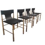 Set di quattro sedie italiane in ottone e pelle nera, anni ’70, nello stile di Frigerio, ambientate in interni moderni.