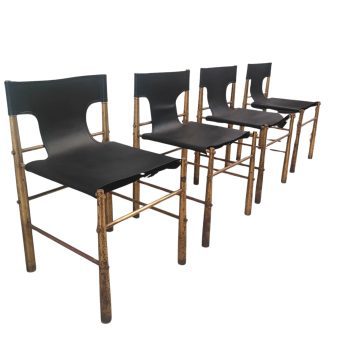 Set di quattro sedie italiane in ottone e pelle nera, anni ’70, nello stile di Frigerio, ambientate in interni moderni.