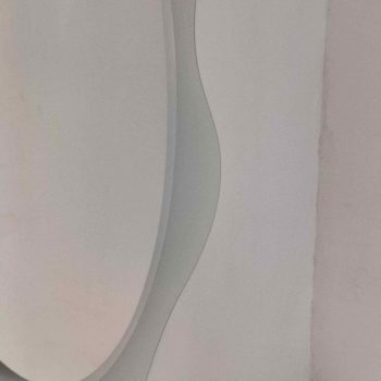 Detail of the wavy profile of the Glas Italia Round Round 160 mirror, shaped crystal.