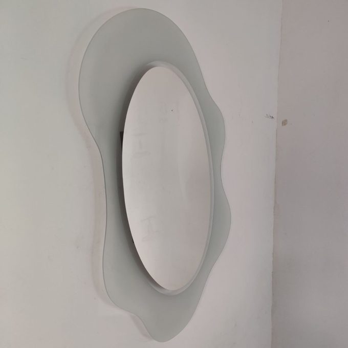 Specchio Glas Italia Round Round 160, vista frontale ambientata, design scultoreo in cristallo satinato e argentato