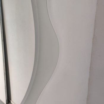 Side view of the Glas Italia Round 160 mirror, double sheet of glass with a satin and reflective finish.