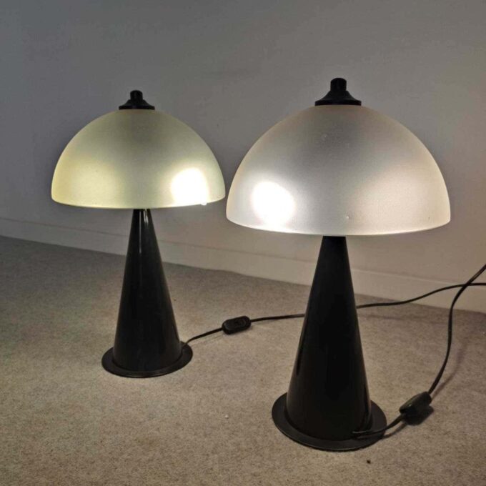 Coppia di lampade da tavolo illuminate in vetro nero e satinato Vistosi, Italia, anni '80.