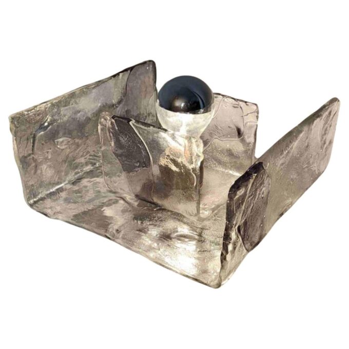 Lampada Mazzega anni ’70 in vetro di Murano trasparente, vista dall’alto su sfondo bianco.