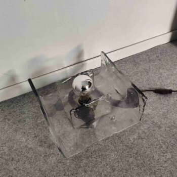 Lampada da tavolo Mazzega anni ’70 in vetro di Murano trasparente, vista dall’alto con luce accesa.