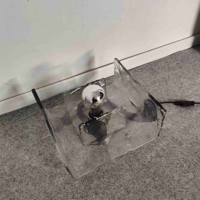 Lampada da tavolo Mazzega anni ’70 in vetro di Murano trasparente, vista dall’alto con luce accesa.