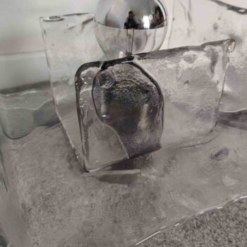 Dettaglio della texture del vetro di Murano, lampada Mazzega, design italiano anni '70.