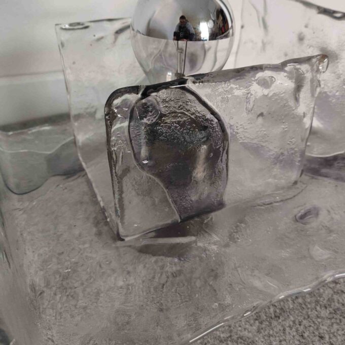 Dettaglio della texture del vetro di Murano, lampada Mazzega, design italiano anni '70.