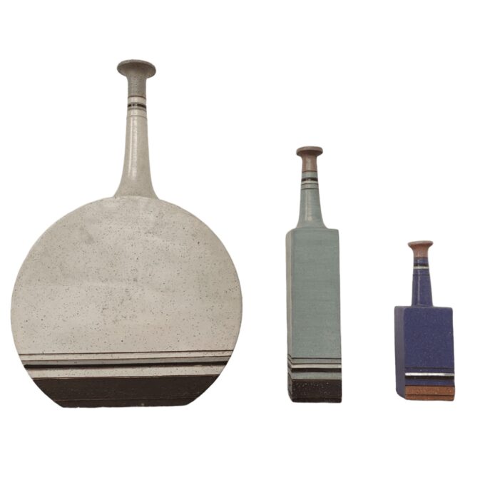 visionidepoca-minimalist-decorative-terracotta-vases-set-in-gambone-style-white-background Set of three decorative vases in glazed terracotta, signed Vanni, Italy, 1970s, in the Bruno Gambone style, white background