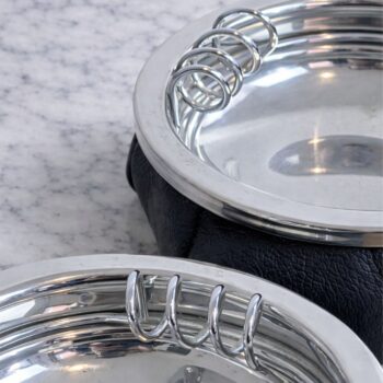 Pair of 1970s Italian ashtrays in black leather and metal - Image 4