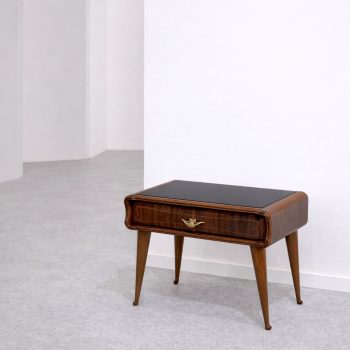 Coppia comodini anni ’60 in ciliegio con vetro nero e ottone Mid-Century Modern - immagine 5