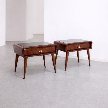 Coppia comodini anni ’60 in ciliegio con vetro nero e ottone Mid-Century Modern - immagine 4