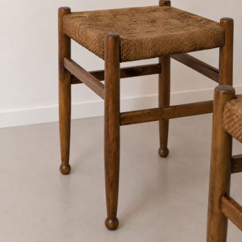 Coppia di sgabelliin legno e corda stile Charlotte Perriand, anni ’60 - immagine 6