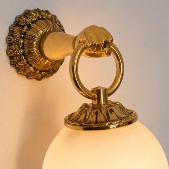 Coppia di applique francesi in stile neoclassico in ottone e vetro, anni 60 - immagine 8