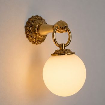 Coppia di applique francesi in stile neoclassico in ottone e vetro, anni 60 - immagine 7