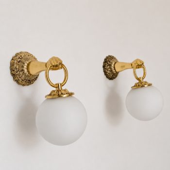 Coppia di applique francesi in stile neoclassico in ottone e vetro, anni 60 - immagine 3