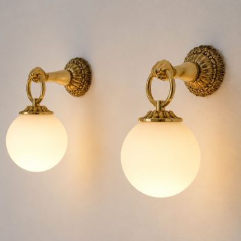 Coppia di applique francesi in stile neoclassico in ottone e vetro, anni 60 - immagine 2