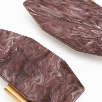 Coppia di maniglie anni ’70 in resina rosa scuro e ottone - immagine 5