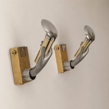 Coppia di appliques italiane in stile gotico a forma di mano in ottone e metallo, anni 70 - immagine 11