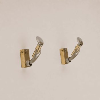 Coppia di appliques italiane in stile gotico a forma di mano in ottone e metallo, anni 70 - immagine 6