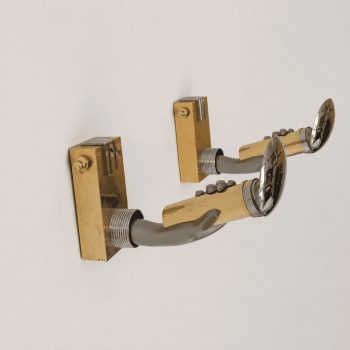 Coppia di appliques italiane in stile gotico a forma di mano in ottone e metallo, anni 70 - immagine 9