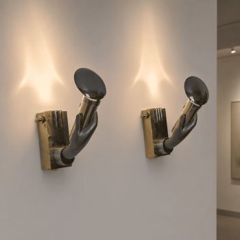 Coppia di appliques italiane in stile gotico a forma di mano in ottone e metallo, anni 70 - immagine 7