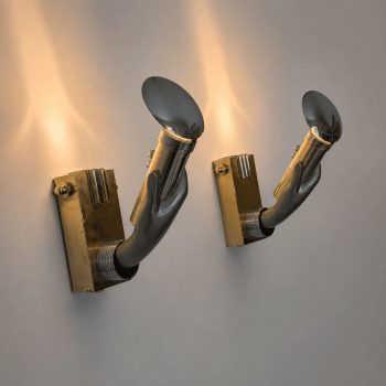 Coppia di appliques italiane in stile gotico a forma di mano in ottone e metallo, anni 70 - immagine 5