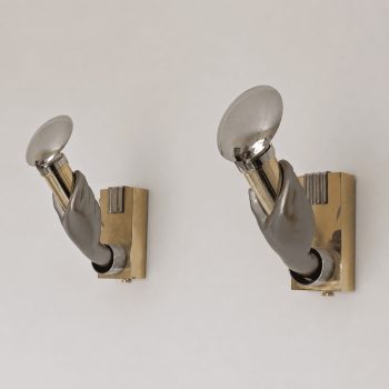 Coppia di appliques italiane in stile gotico a forma di mano in ottone e metallo, anni 70 - immagine 3