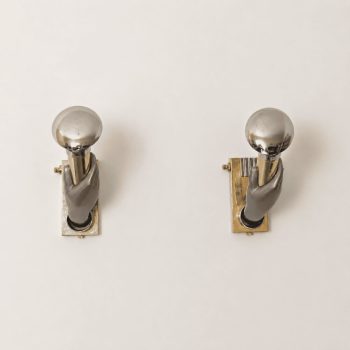 Coppia di appliques italiane in stile gotico a forma di mano in ottone e metallo, anni 70 - immagine 2