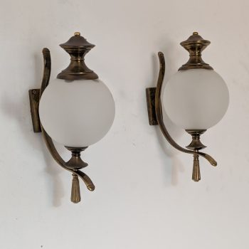 Coppia di appliques anni ’60 in ottone e vetro satinato attribuite a Luigi Caccia Dominioni per Azucena - immagine 3