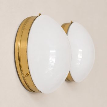 A pair of Stilnovo-style opal glass and brass wall lamps. - Image 6