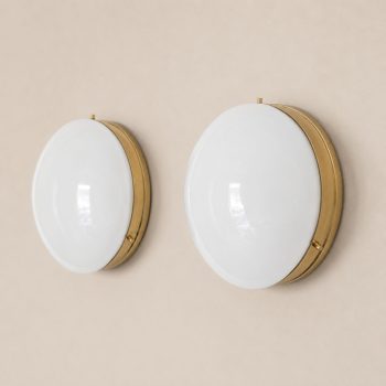 A pair of Stilnovo-style opal glass and brass wall lamps. - Image 5