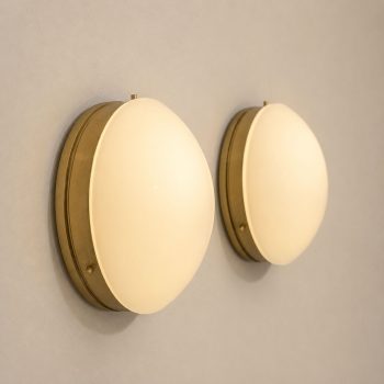 A pair of Stilnovo-style opal glass and brass wall lamps. - Image 4