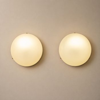 A pair of Stilnovo-style opal glass and brass wall lamps. - Image 3