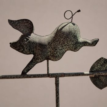 Segnavento italiano primi ’900 in rame con porcellino tridimensionale - immagine 2