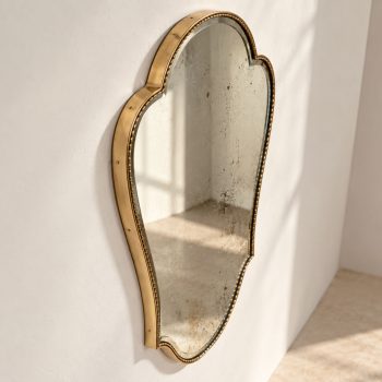 Specchio da Parete Italiano in Ottone a Forma di Scudo Bisellato nello Stile di Gio Ponti, Anni ’50 - immagine 3